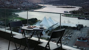 أغطية فراش متميزة وخزنة داخل الغرفة ومكتب ومساحة عمل للكمبيوتر المحمول