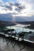 Premium bedding, in-room safe, desk, laptop workspace