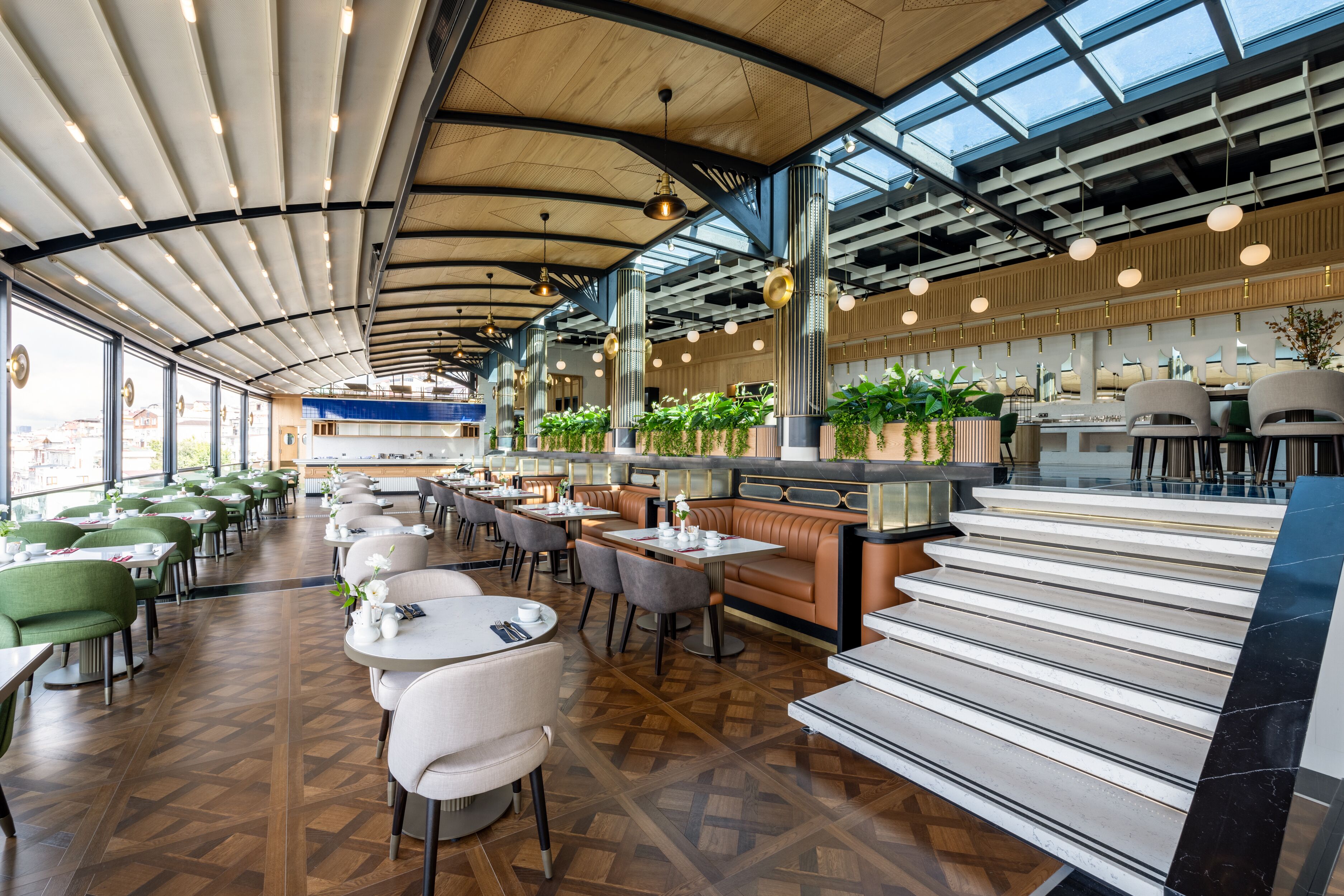 breakfast, lunch, dinner served; international cuisine