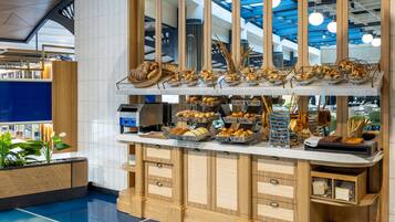 Montaje de bufé con diversos alimentos y una estructura de mueble de madera.