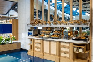 Montaje de bufé con diversos alimentos y una estructura de mueble de madera.