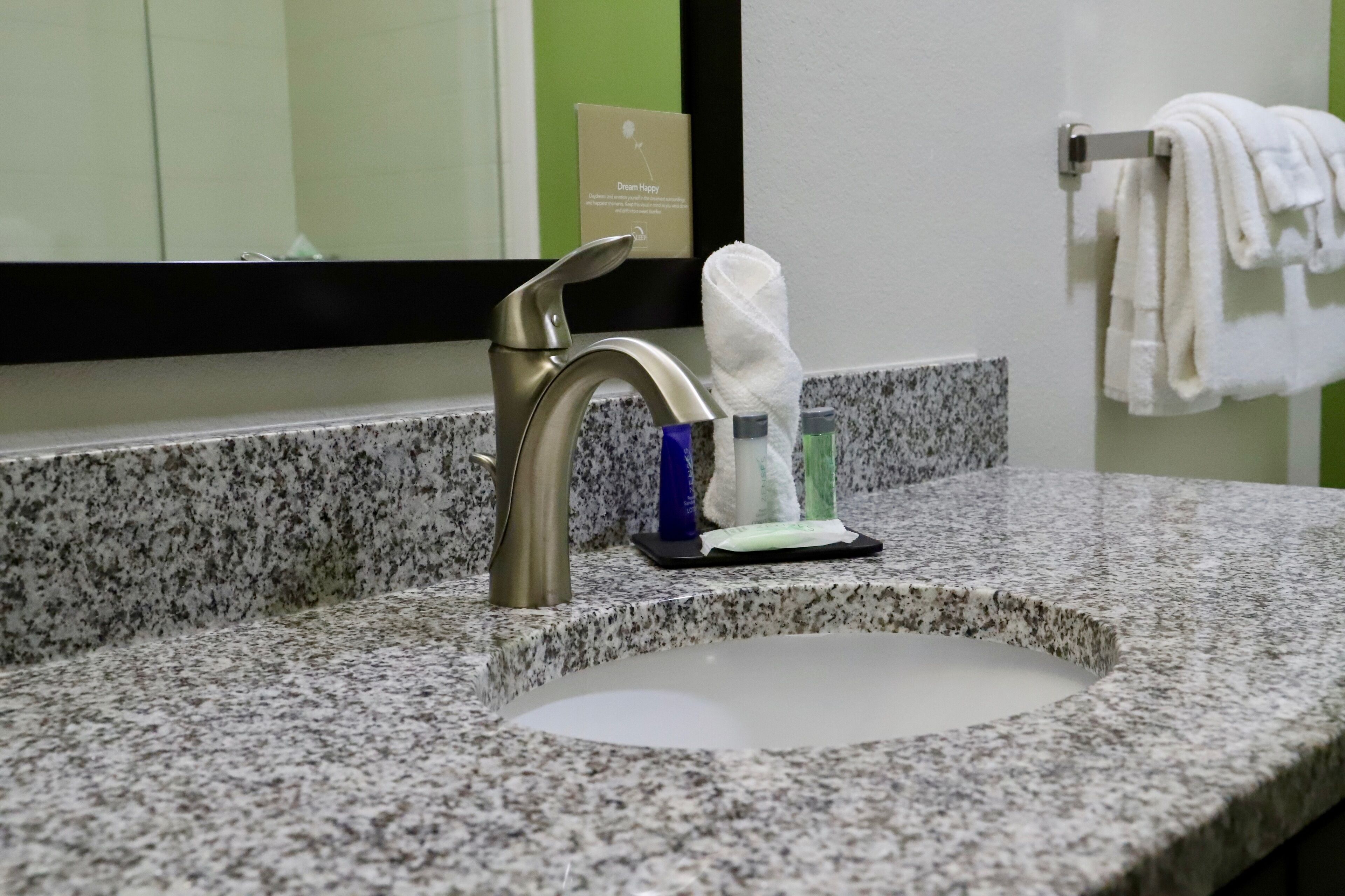 standard room, 1 king bed, non smoking | bathroom | rainfall showerhead, free toiletries, hair dryer, towels