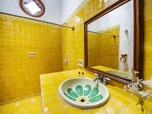 Bathroom sink