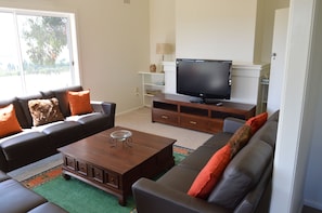 Deluxe-Haus, 6 Schlafzimmer, Bergblick | Wohnbereich | Flachbildfernseher, DVD-Player