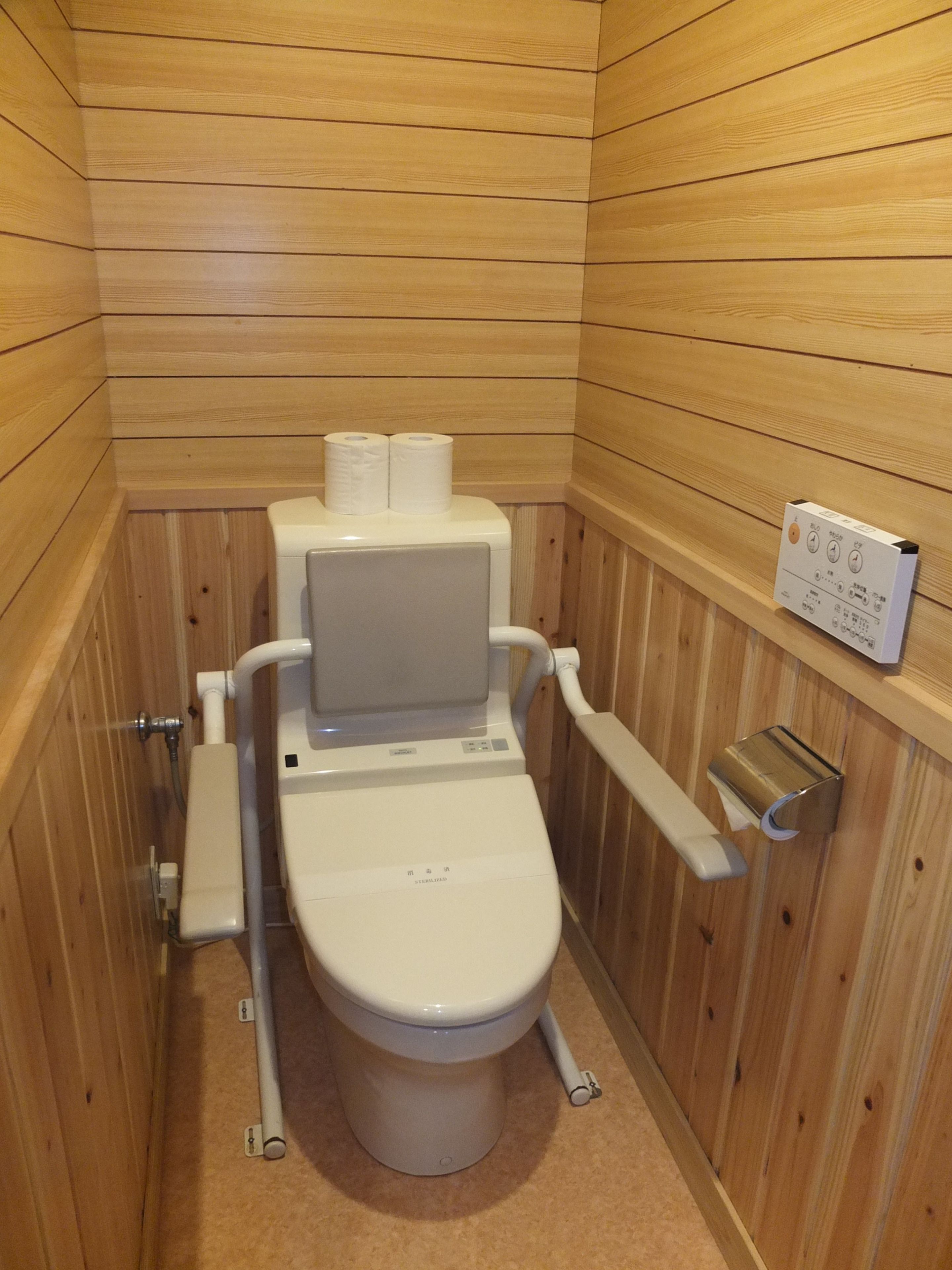 combined shower/bathtub, free toiletries, slippers, electronic bidet