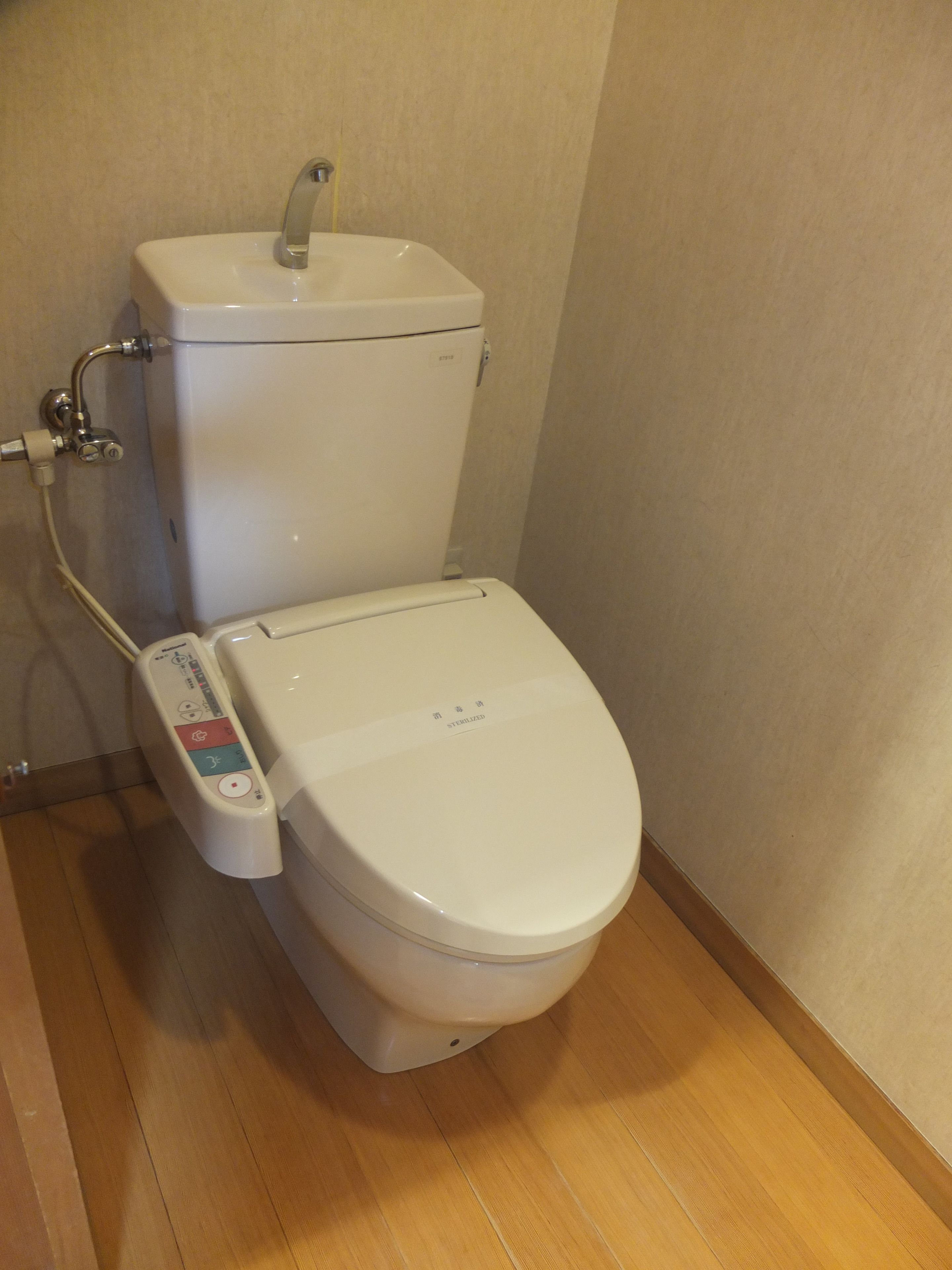 twin room | bathroom | combined shower/bathtub, free toiletries, slippers, electronic bidet