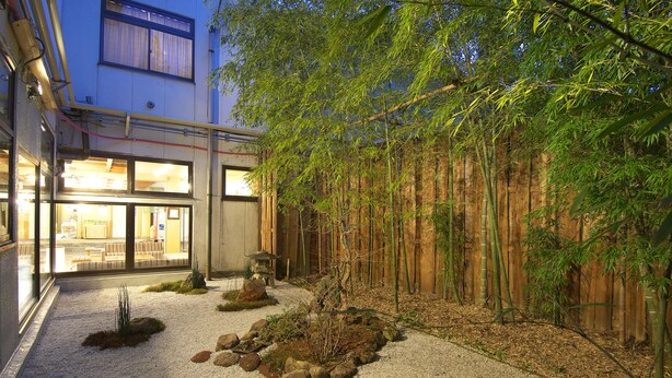 A traditional Japanese garden with a gravel path, rocks, and bamboo plants. - Nikko Green Hotel Natsukashiya Fuwari (Nikko)