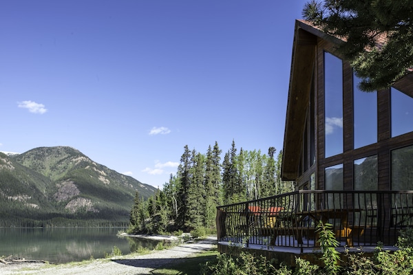 Lakeshore Chalet - 2 Queen Beds | Water view