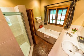 Standard Twin Room | Bathroom - Kumbali Country Lodge (Lilongwe)
