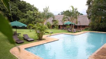 AuĂenpool, geöffnet von 06:00 Uhr bis 22:00 Uhr, Sonnenschirme