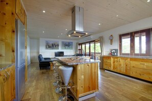 Refrigerador con congelador, microondas y parrilla de estufa