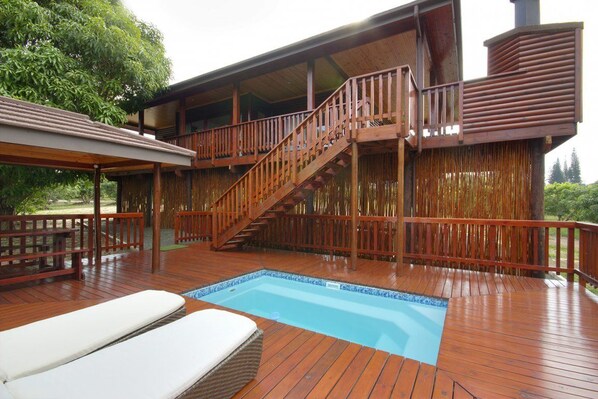 Vista frontal de la propiedad