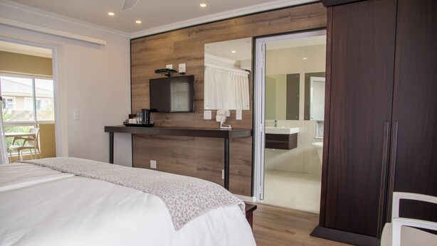 1 kamar tidur, seprai premium, brankas, dan meja kerja