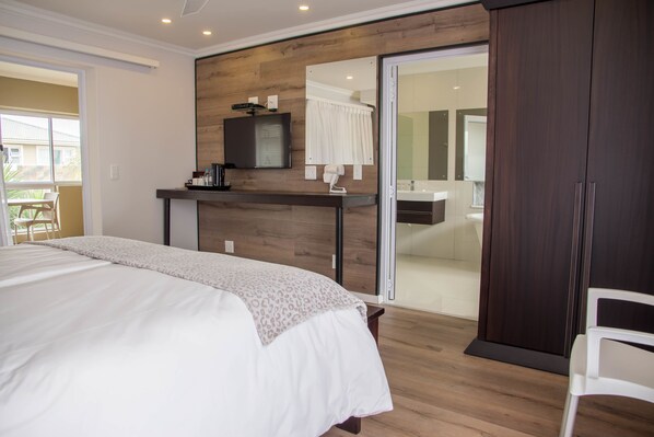 1 bedroom, premium bedding, in-room safe, desk - Sea Breeze Guesthouse (Swakopmund)