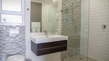 Onyx 5A | Bathroom | Free toiletries, hair dryer, towels