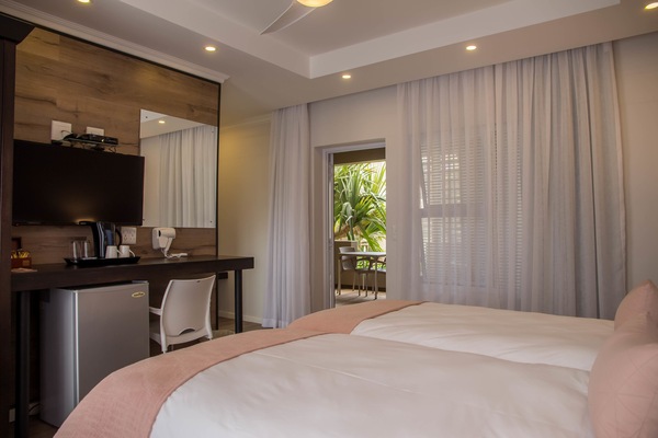 Sapphire | 1 bedroom, premium bedding, in-room safe, desk