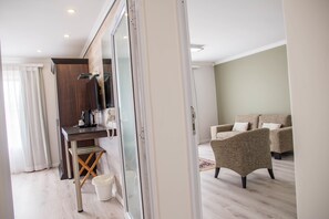 Onyx 5B | Living area | 42-inch flat-screen TV with premium channels, TV - Sea Breeze Guesthouse (Swakopmund)