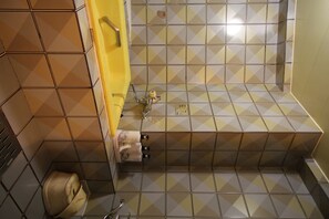 Chambre avec lits jumeaux, 2 chambres, fumeurs | Salle de bain
