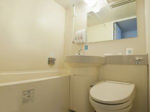 Combined shower/bathtub, free toiletries, hair dryer, slippers