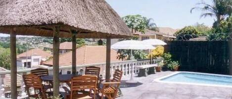 Una piscina al aire libre