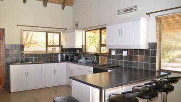 Grand réfrigérateur, micro-ondes, plaque de cuisson