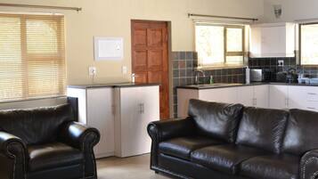 Maison, 2 chambres (Raptors Wildlife Escapes Lodge 2) | Salle de séjour | Télévision à écran plat de 40 pouces avec chaßnes par satellite