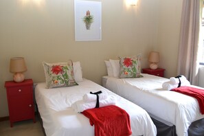 1 bedroom, iron/ironing board, free WiFi, bed sheets - Raptors Wildlife Escapes (Hoedspruit)