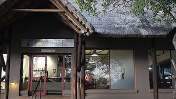 Déjeuner, dßner et brunch servis sur place