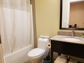 Habitación triple estándar, varias camas | Baño | Tina con regadera y toallas 