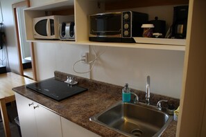 Fridge, microwave, coffee/tea maker, ice maker - Chinook Inn (Rocky Mountain House)
