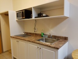 Refrigerador, microondas, cafetera/tetera, hielera