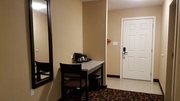 Chambre Triple Standard, plusieurs lits | Bureau, fer et planche Ă repasser, Wi-Fi gratuit, draps fournis