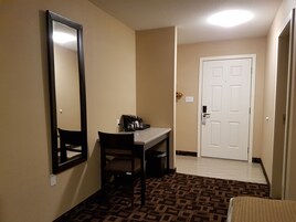 标准三人房, 多张床 | 办公桌、熨斗/熨板、免费 WiFi、床单