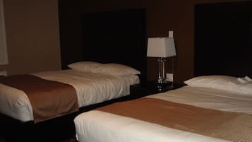 Habitación estándar, 2 camas Queen size | Escritorio, tabla de planchar con plancha, wifi gratis y ropa de cama