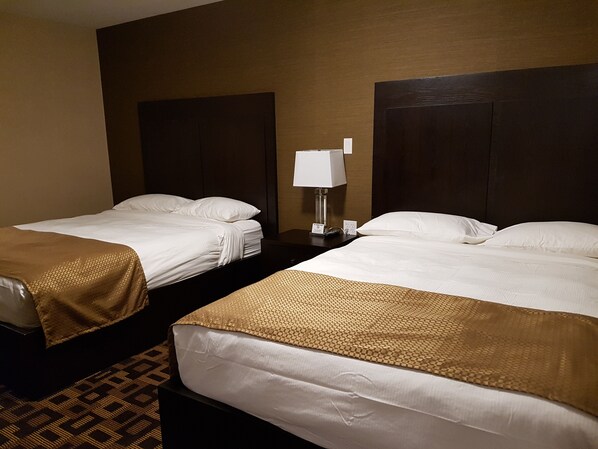 Habitación triple estándar, varias camas | Escritorio, tabla de planchar con plancha, wifi gratis y ropa de cama 