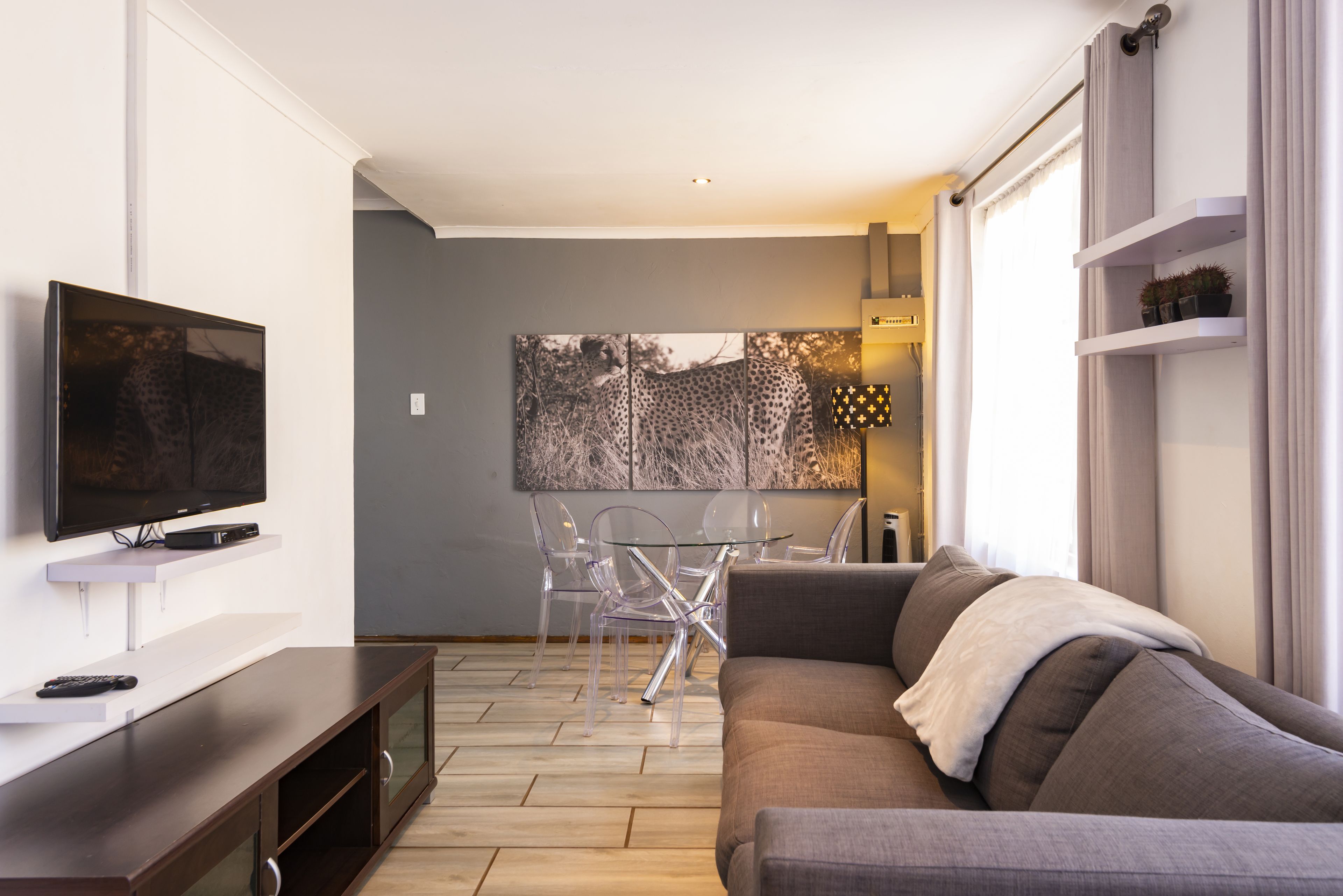 Deluxe Apartment | Living area | Flat-screen TV, fireplace