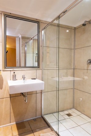 Economy Double Room | Bilik Mandi | Tab mandi dan pancuran berasingan, pengering rambut, jubah mandi 