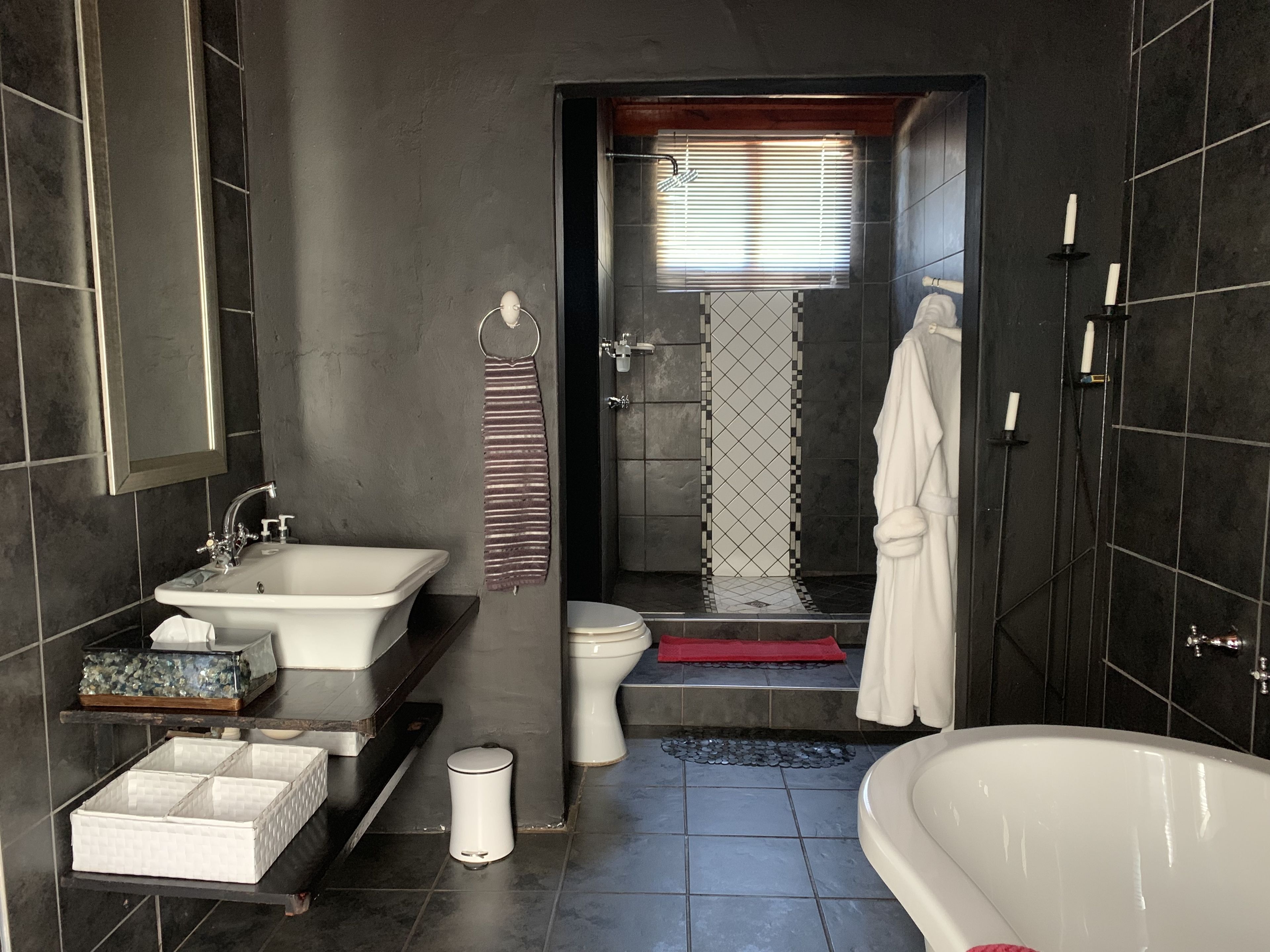 Un baño moderno con bañera, lavabo, inodoro y zona de ducha.