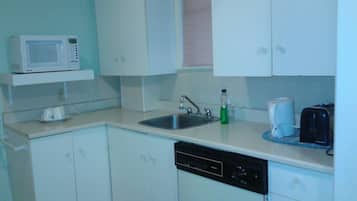 Full-sized fridge, microwave, oven, stovetop