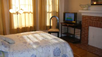 Standard Room, 1 Queen Bed, Kitchen