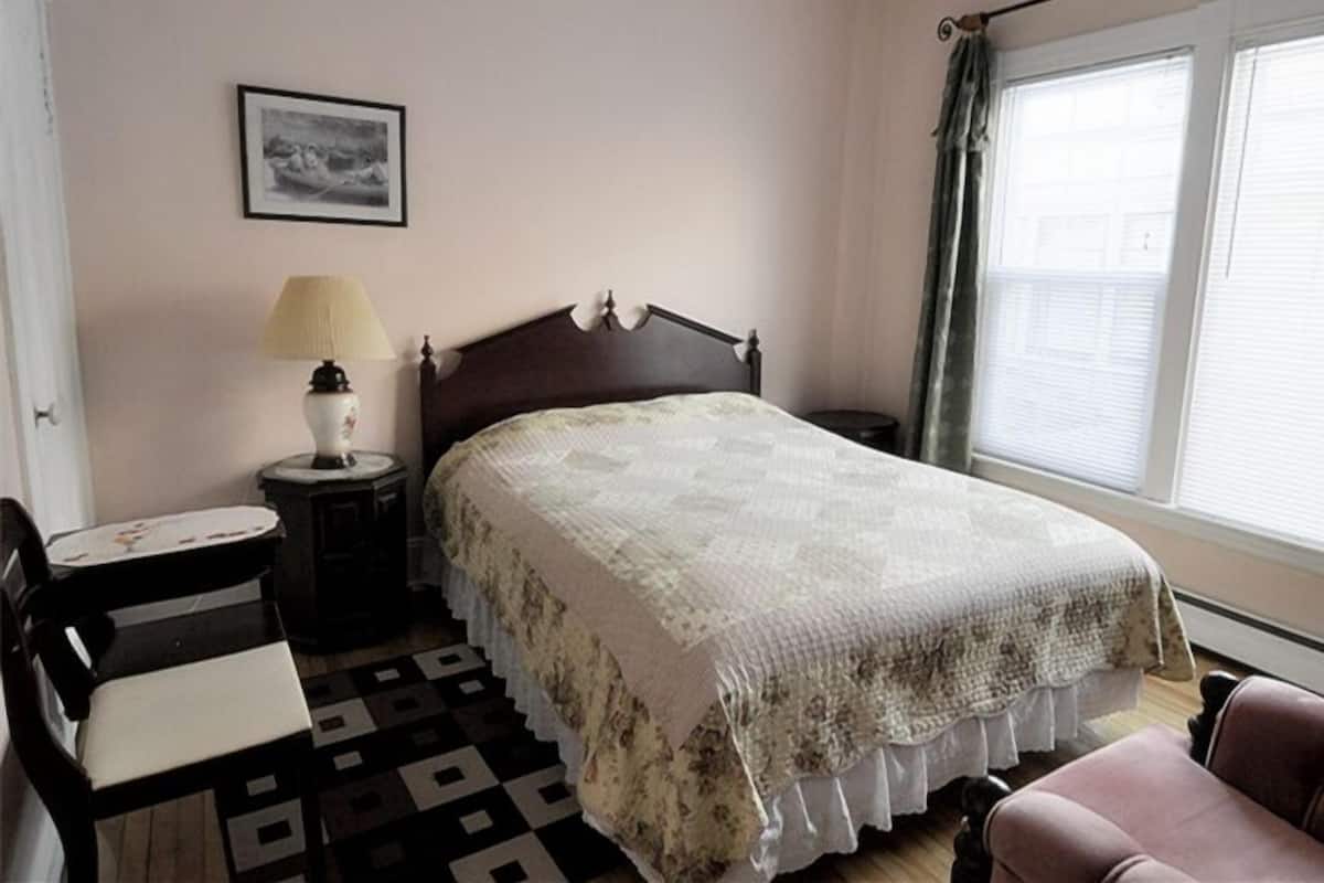 Senior-Suite, 1 Queen-Bett, eigenes Bad | 1 Schlafzimmer, hochwertige Bettwaren, Schreibtisch