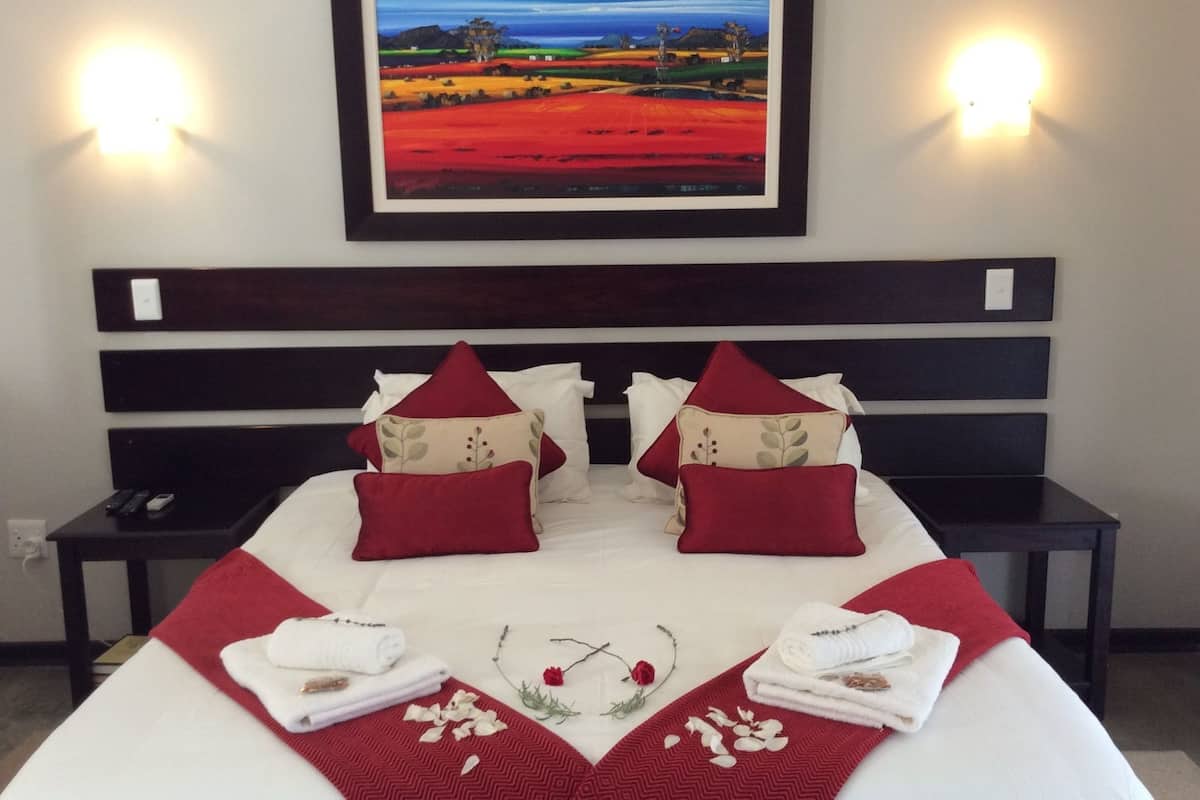 Luxe suite | Luxe beddengoed, Select Comfort-bedden, gratis wifi, beddengoed