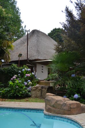 Outdoor pool - Winterton Country Lodge at Rose Cottage (Winterton)
