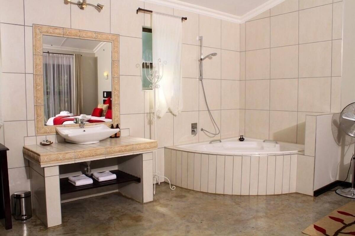 Luxury-Suite, 1 Schlafzimmer, barrierefrei, Parkblick | Badezimmer | Dusche, Regendusche, kostenlose Toilettenartikel, Haartrockner