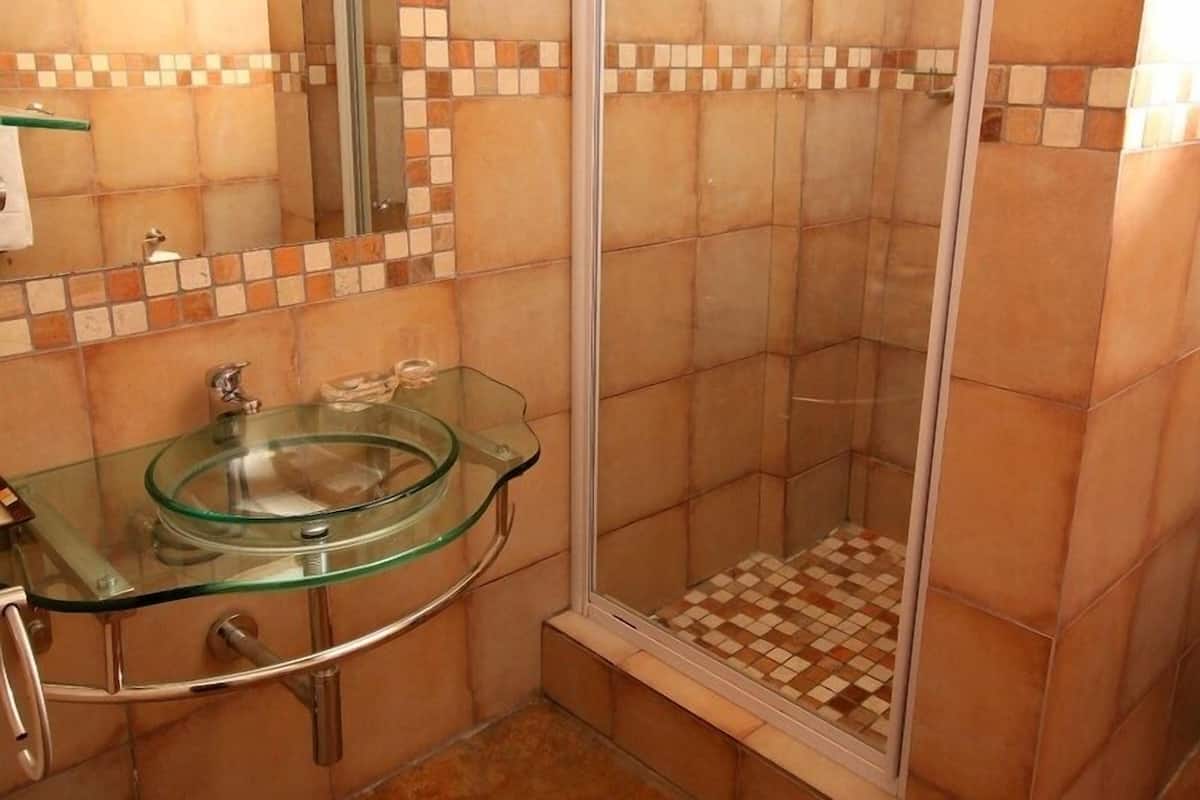 Familien-Ferienhaus, 1 Schlafzimmer, Kochnische, zum Garten hin | Badezimmer | Dusche, Regendusche, kostenlose Toilettenartikel, Haartrockner