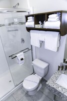 Quarto standard, 2 camas Queen, cozinha americana | Roupas de cama premium, escrivaninha, ferros/tábuas de passar roupa