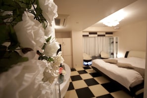 Desk, soundproofing, free WiFi, bed sheets