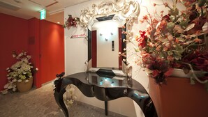 Un bagno con un lavabo, uno specchio e una pianta in vaso.