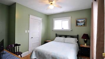 Suite – comfort, 1 queensize-seng, eget bad | Sengetøy av topp kvalitet, skrivebord og blendingsgardiner