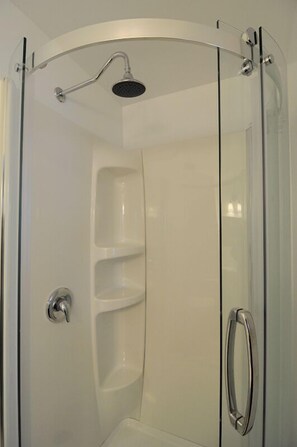 Bathroom shower - Glory Guest Suites, Downtown Moncton (Moncton)